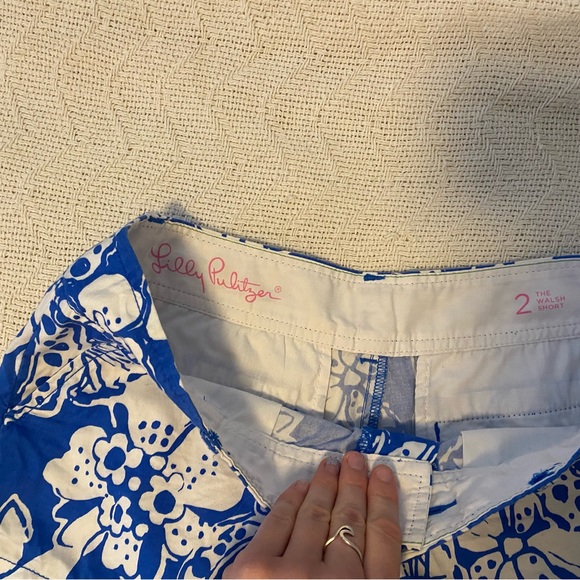 Blue Lilly Pulitzer shorts. Excellent condition size 2. - Picture 3 of 3